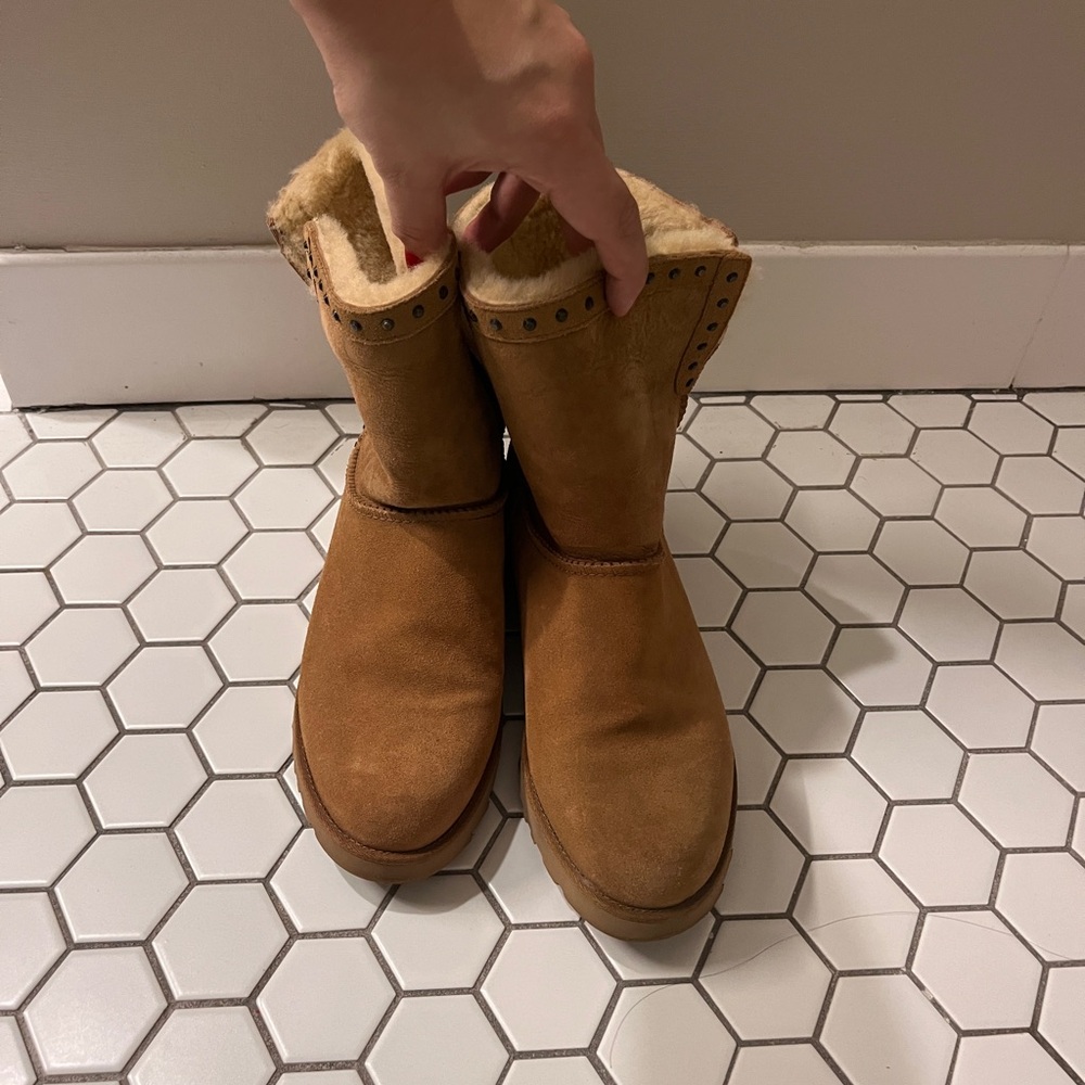 Ugg boots lightly used, scuff mark on righ foot, outer side